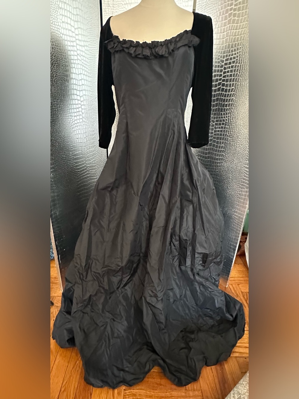 Oscar de la Renta Vintage Black Velvet-Sleeve Ruffle-Neck Maxi Gown